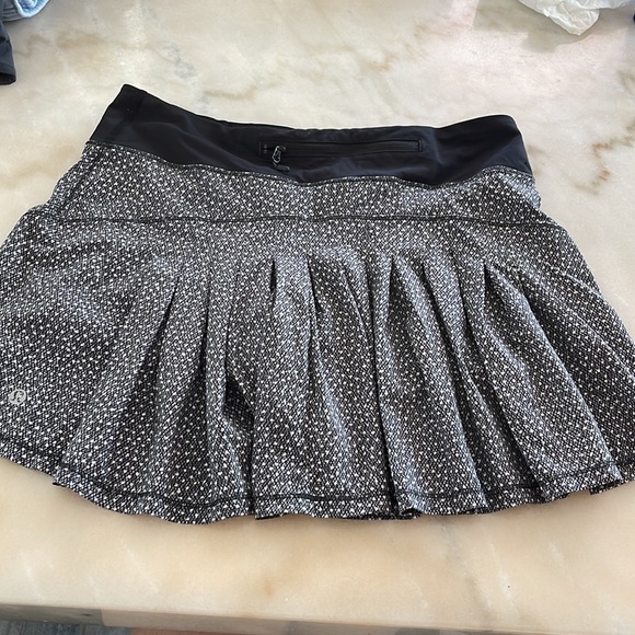 Lululemon skort size 6 - Picture 3 of 4